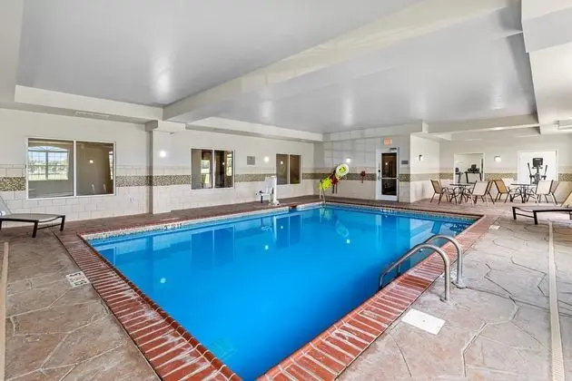 Country Inn & Suites by Radisson, Bowling Green, K - Havuz