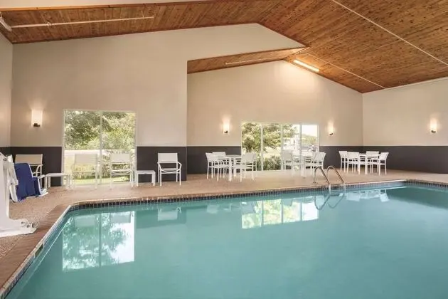 Country Inn & Suites by Radisson, Buffalo, MN - Havuz