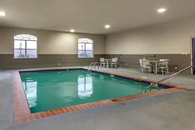 Country Inn & Suites by Radisson, Cartersville, GA - Havuz