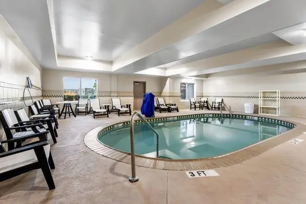 Country Inn & Suites by Radisson, Charleston North - Havuz