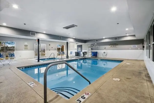 Country Inn & Suites by Radisson, Chicago O'Hare South, IL - Havuz