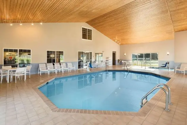 Country Inn & Suites by Radisson, Chippewa Falls, WI - Havuz