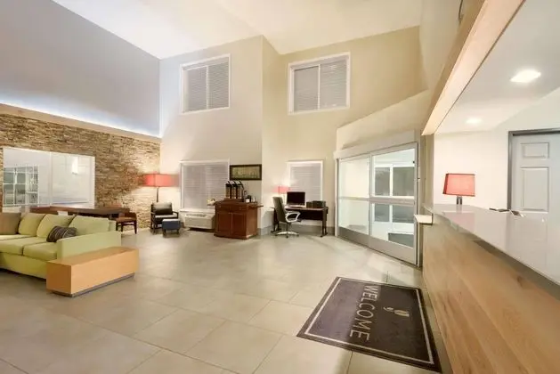Country Inn & Suites by Radisson, Chippewa Falls, WI - Lobi