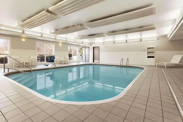 Country Inn & Suites by Radisson, Columbus Airport - Havuz