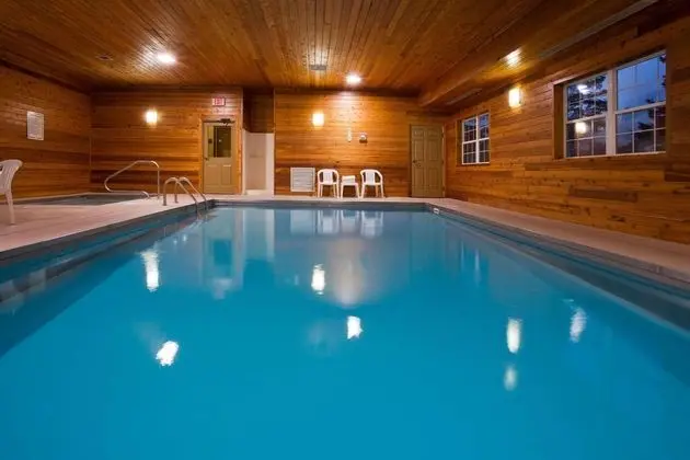 Country Inn & Suites by Radisson, Dakota Dunes, SD - Havuz