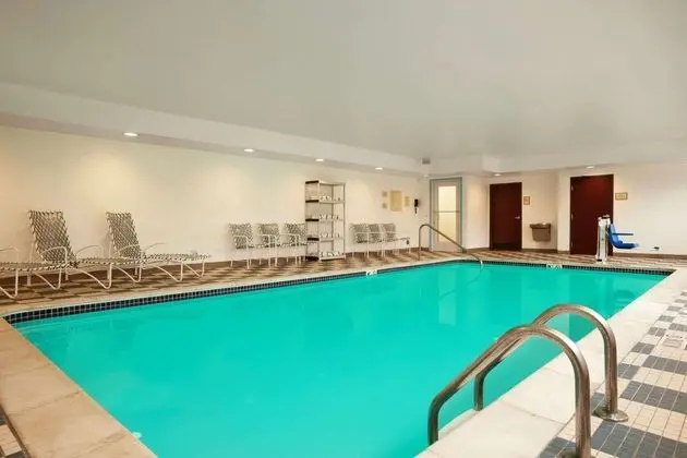 Country Inn & Suites by Radisson, Dearborn, MI - Havuz