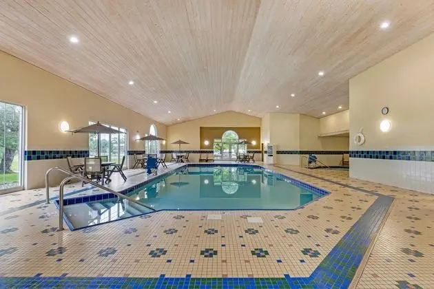 COUNTRY INN SUITES BY RADISSON DES MOINES WEST IA - Havuz