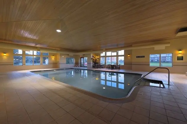 Country Inn & Suites by Radisson, Grand Forks, ND - Havuz