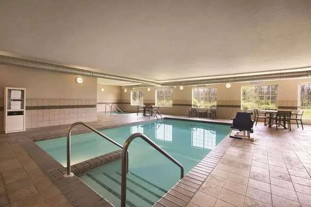 Country Inn & Suites by Radisson, Green Bay North, WI - Havuz