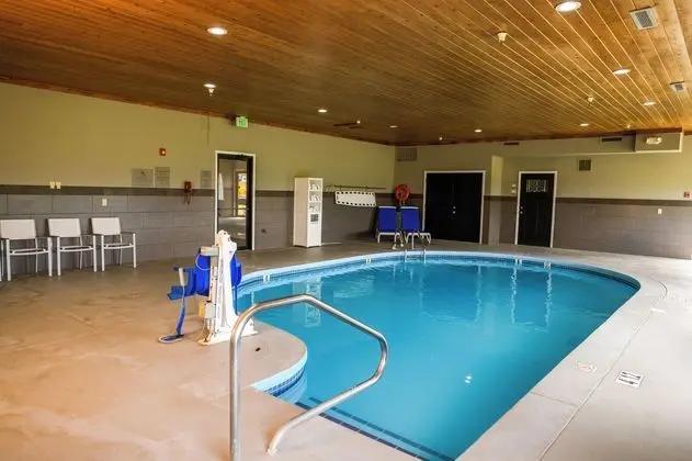 Country Inn & Suites by Radisson, Greenfield, IN - Havuz