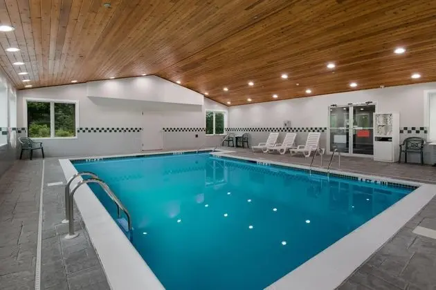 Country Inn & Suites by Radisson, Harrisburg NE - Havuz
