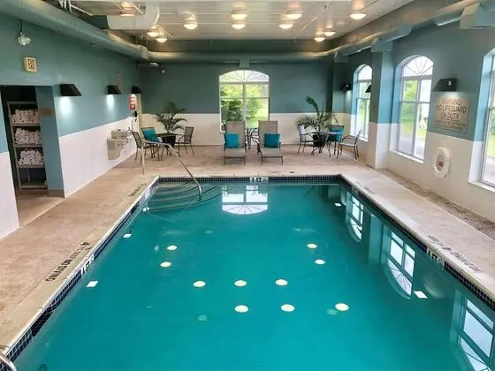 Country Inn & Suites by Radisson, Harrisburg West, PA - Havuz