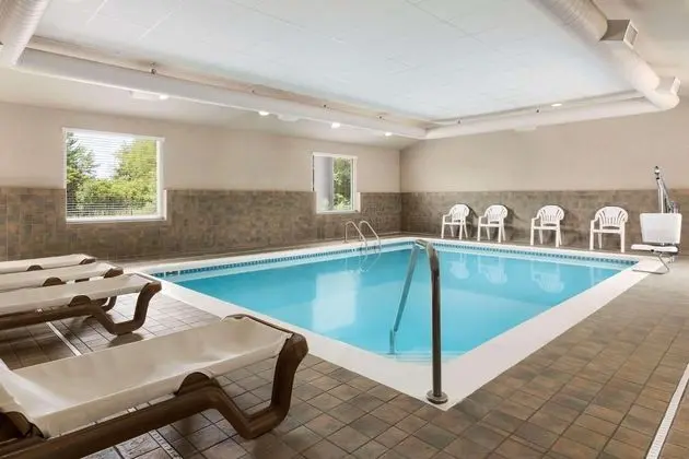 Country Inn & Suites by Radisson, Holland, MI - Havuz
