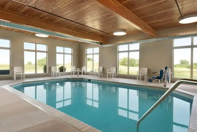 Country Inn & Suites by Radisson, Indianola, IA - Havuz