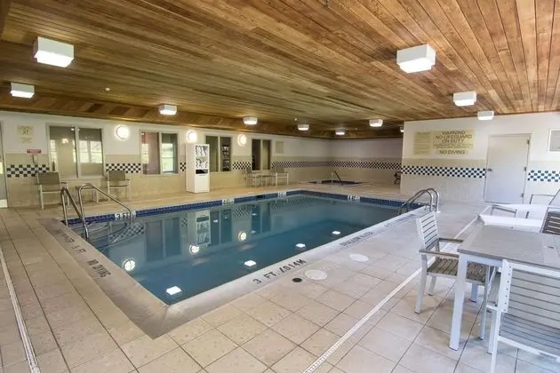 Country Inn & Suites by Radisson, Lehighton (Jim T - Havuz