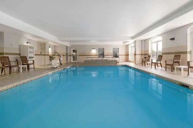 Country Inn & Suites by Radisson, Lexington Park - Havuz