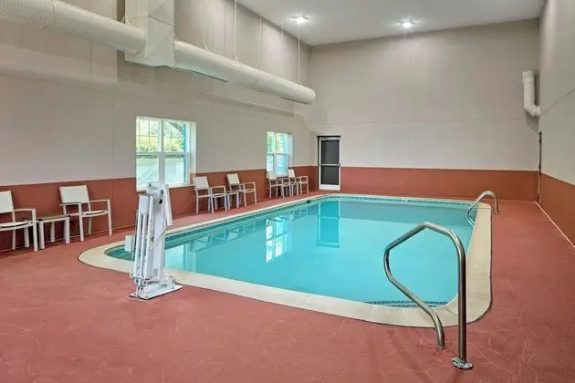 Country Inn & Suites by Radisson, Louisville East - Havuz