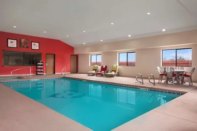 Country Inn & Suites by Radisson, Lubbock, TX - Havuz