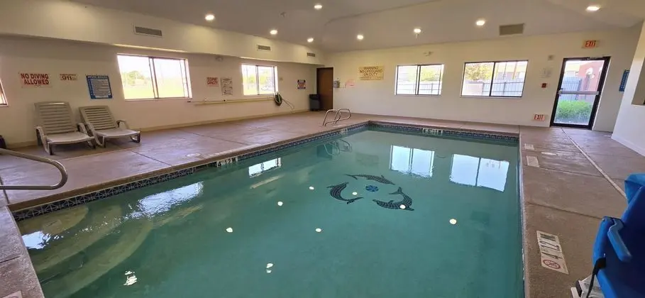 Country Inn & Suites by Radisson, Lubbock, TX - Havuz