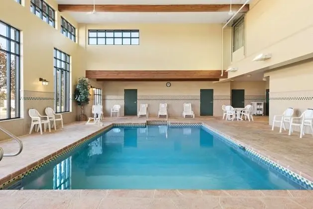 Country Inn & Suites by Radisson, Madison West, WI - Havuz