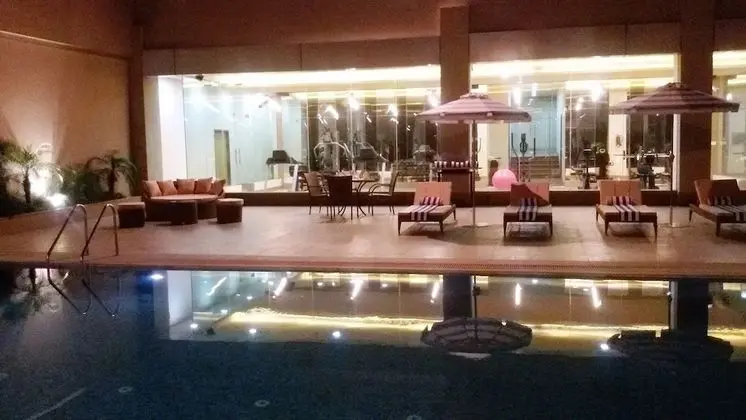 Country Inn & Suites by Radisson, Meerut - Havuz