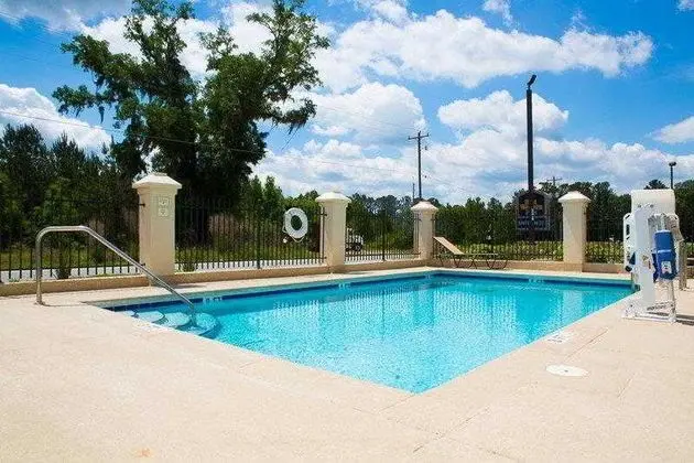 Country Inn & Suites by Radisson, Midway, FL