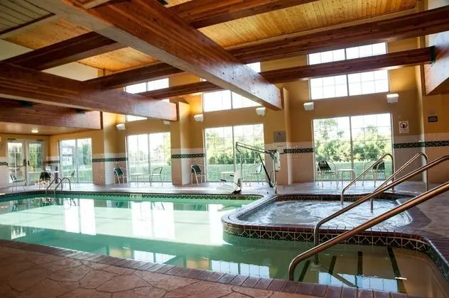 Country Inn & Suites by Radisson, Milwaukee Airport, WI - Havuz