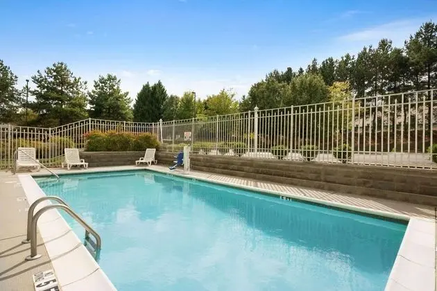 Country Inn & Suites by Radisson, Norcross, GA - Havuz