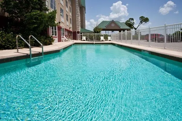 Country Inn & Suites by Radisson, Port Charlotte - Havuz