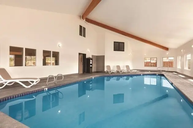 Country Inn & Suites by Radisson, Prineville, OR - Havuz
