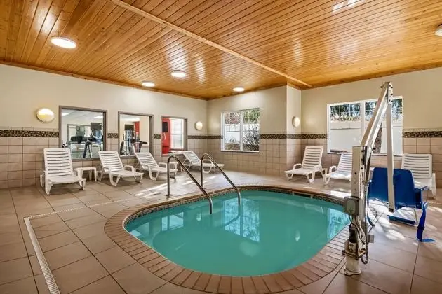 Country Inn & Suites by Radisson, Red Wing, MN - Havuz