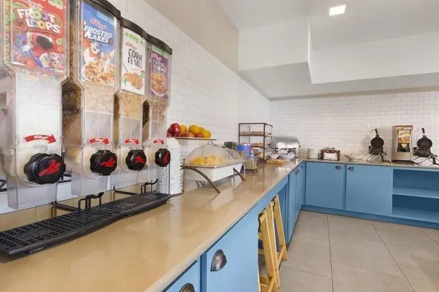 Country Inn & Suites by Radisson, Richmond West at