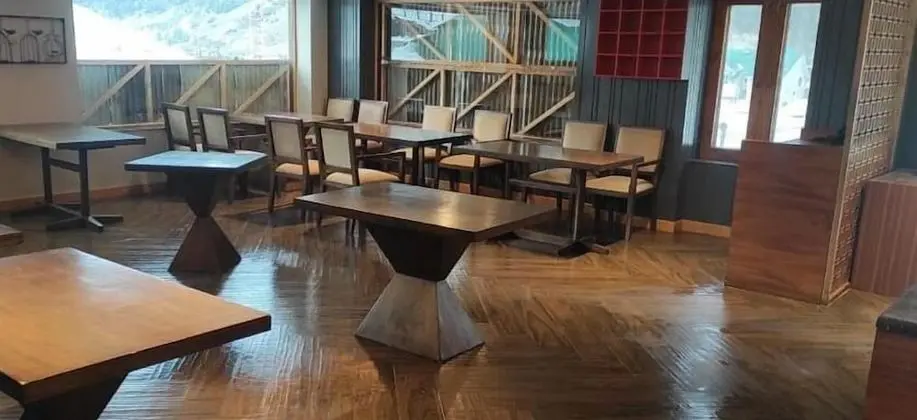 Country Inn & Suites by Radisson, Sonamarg - Yerinde Yemek