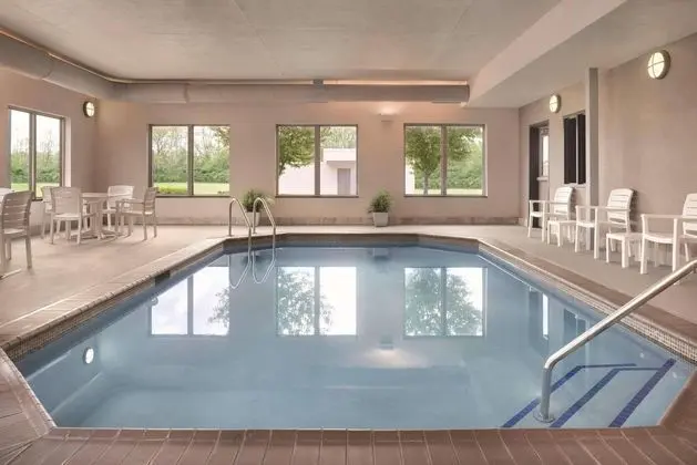 Country Inn & Suites by Radisson, Springfield, IL - Havuz