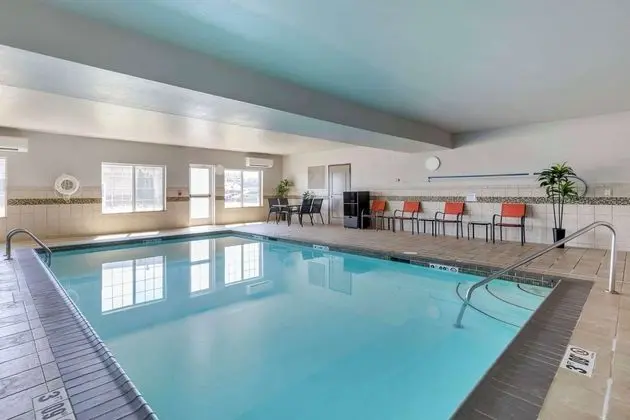 Country Inn & Suites by Radisson, St. Peters, MO - Havuz