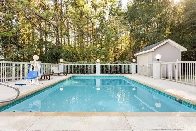 Country Inn & Suites by Radisson, Tuscaloosa, AL - Havuz