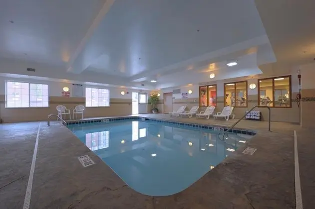 Country Inn & Suites by Radisson, Washington at Me - Havuz