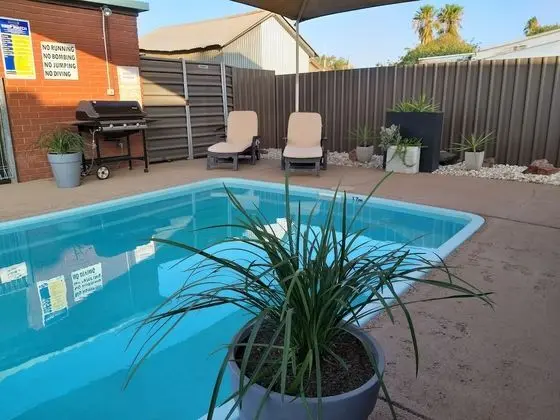 Country Mile Motor Inn - Havuz