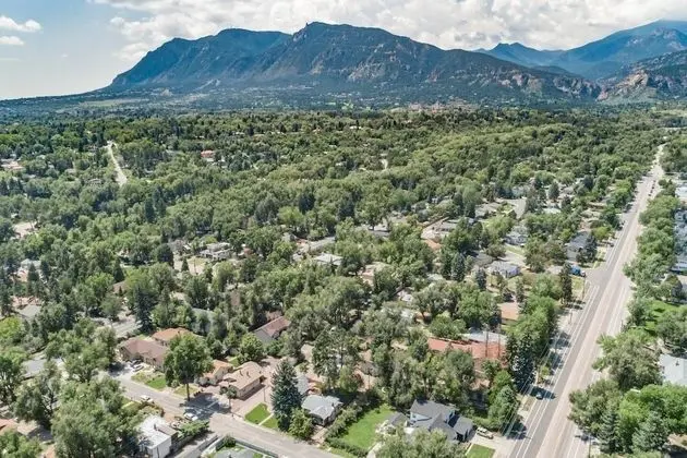 Couple's Mountain Getaway Close to Everything!