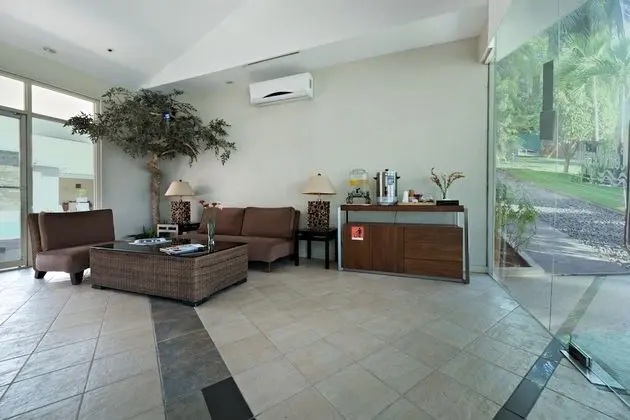 Court Meridian Hotel and Suites - Lobi