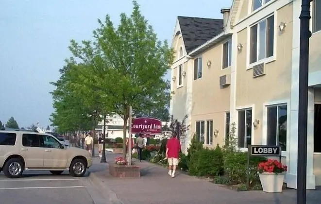 Court Plaza Inn & Suites of Mackinaw - Dış Mekan