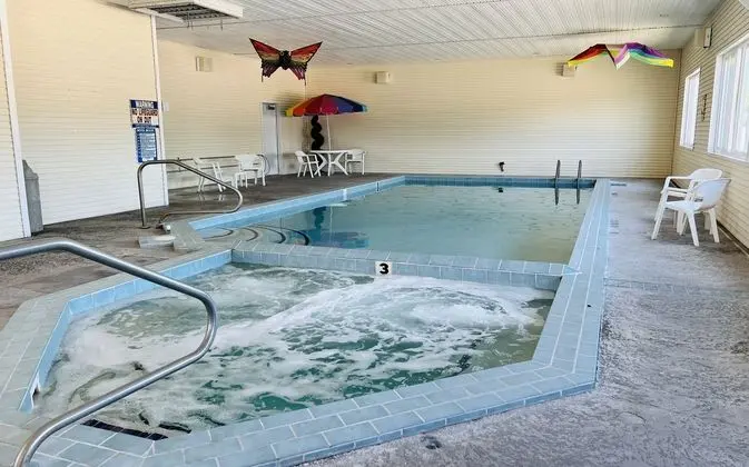 Court Plaza Inn & Suites of Mackinaw - Havuz