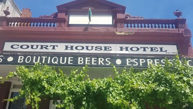 Courthouse Bar & Grill - Dış Mekan