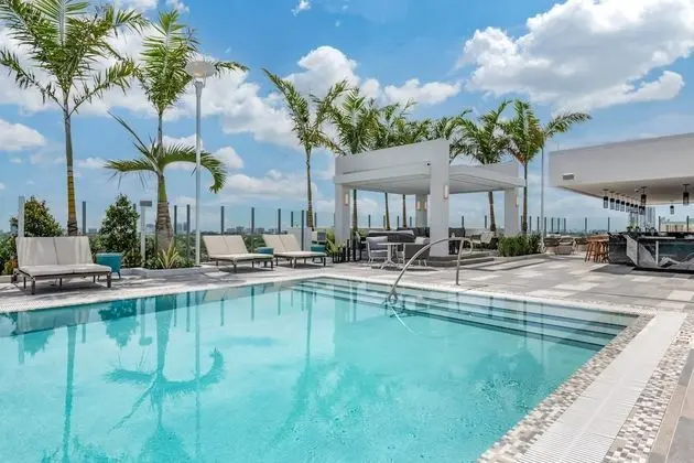 Courtyard by Marriott Fort Lauderdale Downtown - Havuz