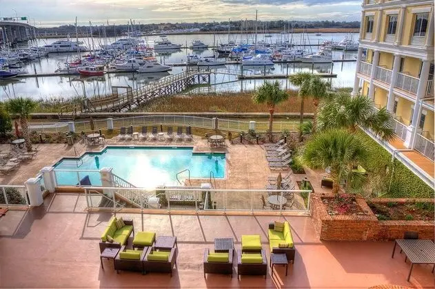 Courtyard Charleston Waterfront