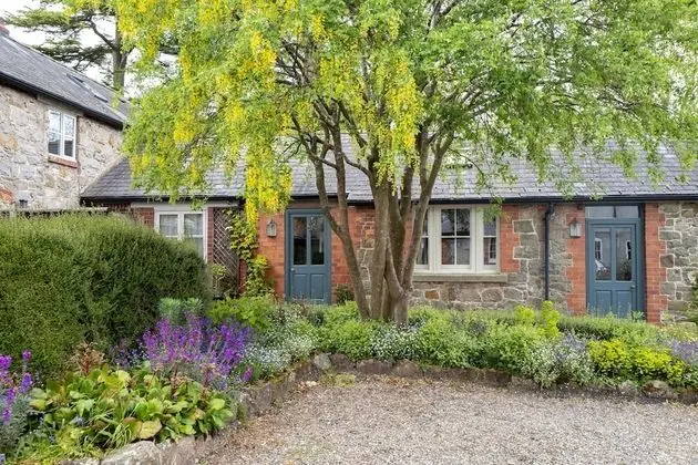 Courtyard Cottage - Öne Çıkan Resim