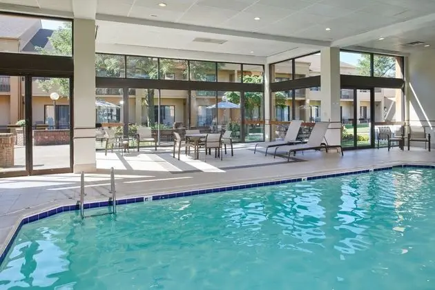 Courtyard Detroit Dearborn - Havuz