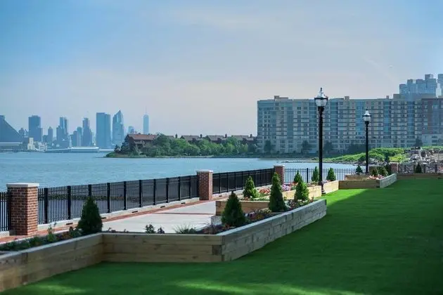 Courtyard Edgewater NYC