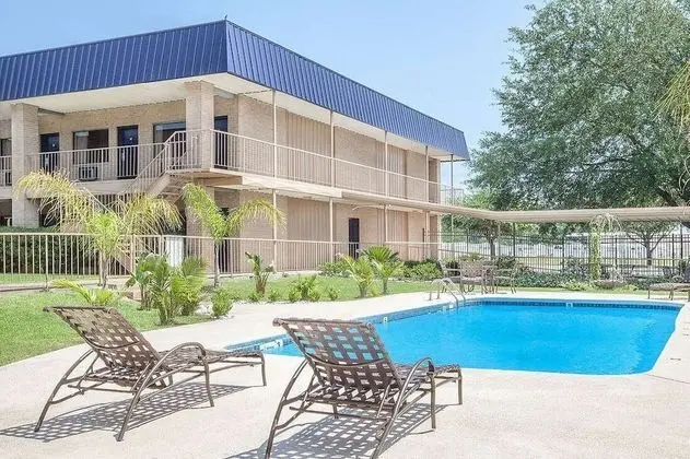 Courtyard Hotel & Event Center - Havuz