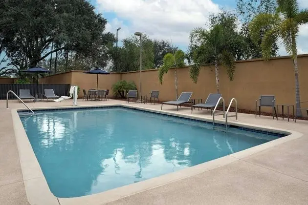 Courtyard Lakeland - Havuz